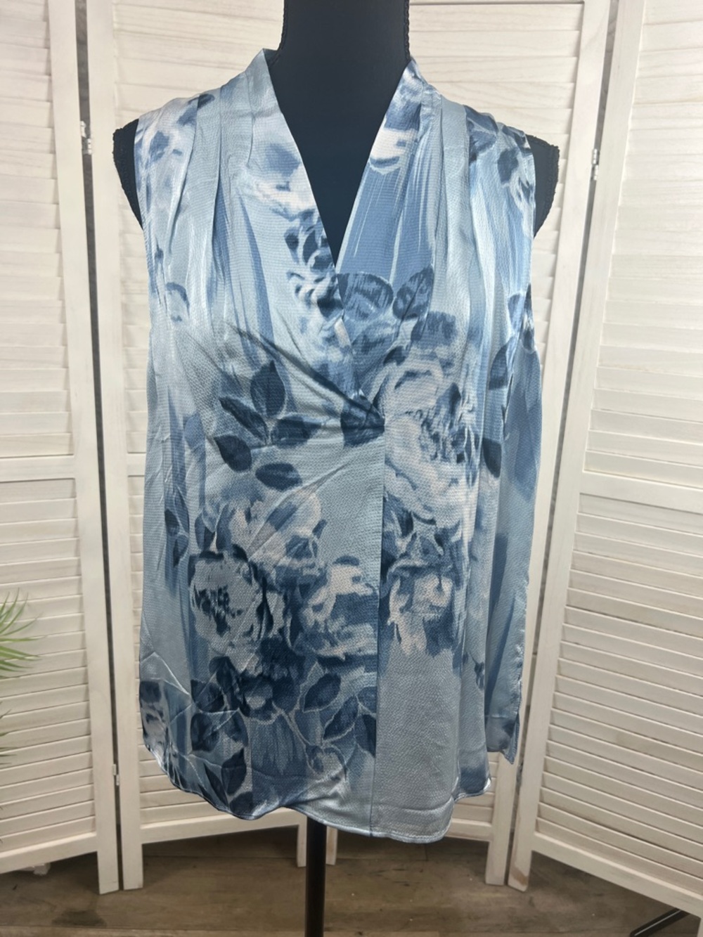 White House Black Market WHBM Floral Sleeveless Blouse Top Shell Medium